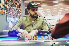 joueur de poker gagnant